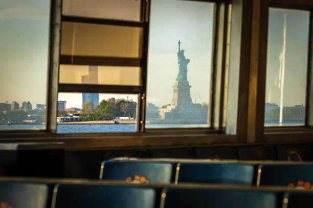 la statua della libertà - ferry new york city ellis island new york state foto e immagini stock