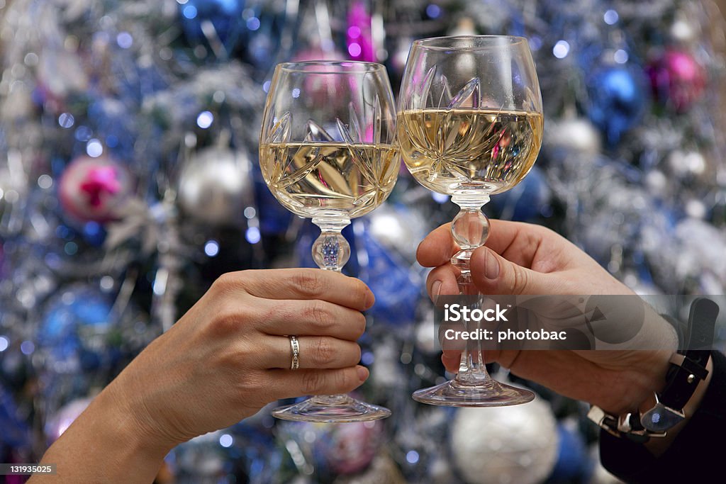 Gros plan des mains tenant les verres de champagne et de faire clink - Photo de Deux personnes libre de droits