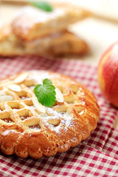 torta de frutas cheia de pequenos - apple cake spread macro - fotografias e filmes do acervo