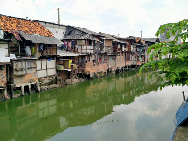 インドマレット、ロキシーマス、ジャカルタ、インドネシア - (05-21-2021) : 通常、恵まれない住民が占めるスラム住居 - underprivileged ストックフォトと画像