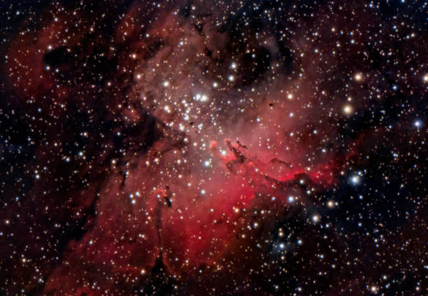 la nebulosa del águila (messier 16 o ngc 6611) con los pilares de la creación. - nebulosa del águila fotografías e imágenes de stock