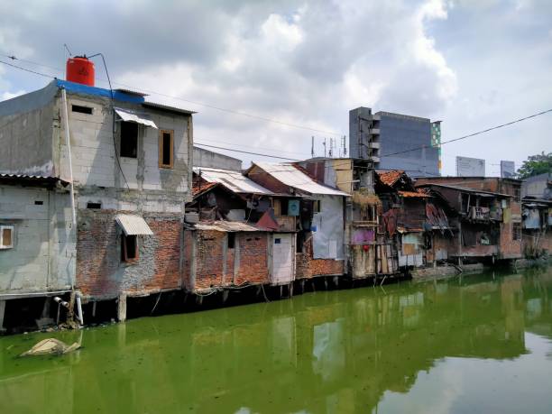 roxy mas, dżakarta, indonezja - (05-21-2021) : mieszkania w slumsach, które są zwykle zajmowane przez upośledzonych mieszkańców - underprivileged zdjęcia i obrazy z banku zdjęć