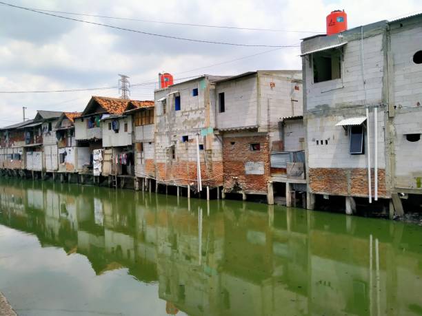 roxy mas, dżakarta, indonezja - (05-21-2021) : mieszkania w slumsach, które są zwykle zajmowane przez upośledzonych mieszkańców - underprivileged zdjęcia i obrazy z banku zdjęć