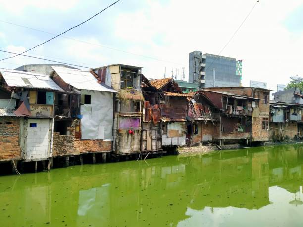 indomaret, roxy mas, dżakarta, indonezja - (05-21-2021) : mieszkania w slumsach, które są zwykle zajmowane przez mniej uprzywilejowanych mieszkańców - underprivileged zdjęcia i obrazy z banku zdjęć