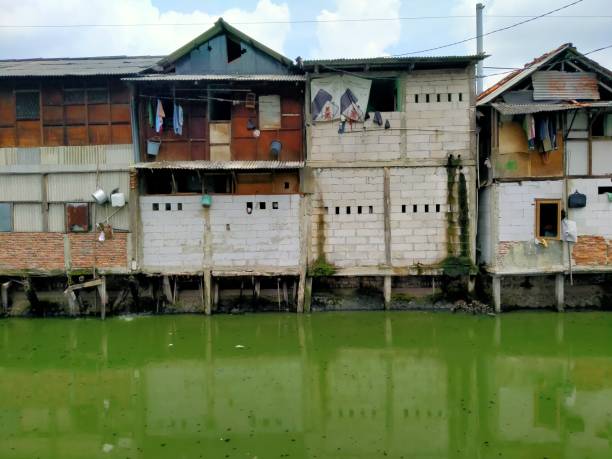 roxy mas, dżakarta, indonezja - (05-21-2021) : mieszkania w slumsach, które są zwykle zajmowane przez upośledzonych mieszkańców - underprivileged zdjęcia i obrazy z banku zdjęć