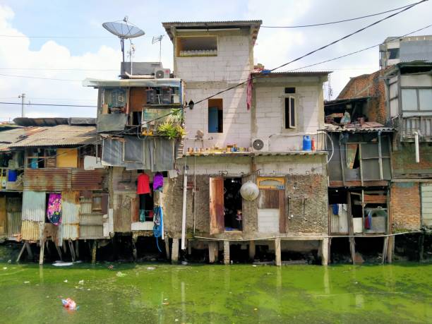 roxy mas, dżakarta, indonezja - (05-21-2021) : mieszkania w slumsach, które są zwykle zajmowane przez upośledzonych mieszkańców - underprivileged zdjęcia i obrazy z banku zdjęć