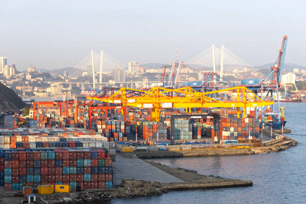 商業港を望む工業景観 - industrial ship 写真 ストックフォトと画像