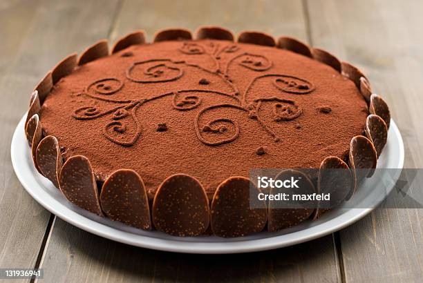 Pastel De Chocolate Foto de stock y más banco de imágenes de Alimento - Alimento, Azúcar, Celebración - Ocasión especial