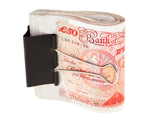 bundle von 50 pfund sterling-banknoten schnallen mit clip - pound symbol red british currency symbol stock-fotos und bilder