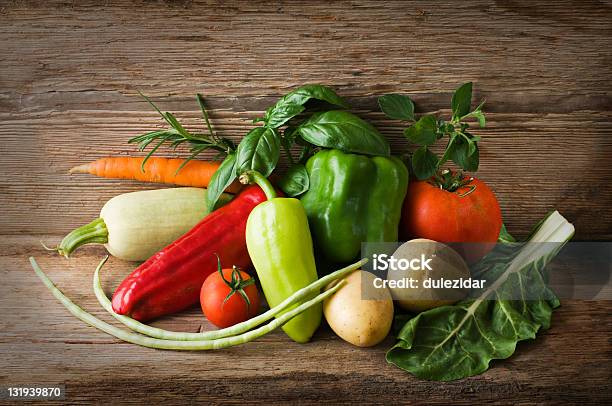 Photo libre de droit de Légumes Bio banque d'images et plus d'images libres de droit de Aliment - Aliment, Aliment cru, Basilic