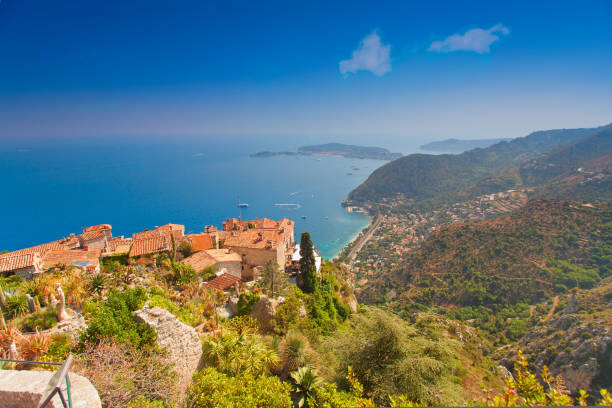 mittelalterliches dorf eze an der französischen riviera, frankreich - cannes french riviera france beach stock-fotos und bilder