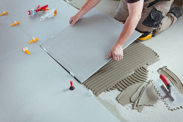 professional tiler making new floor - azulejo imagens e fotografias de stock