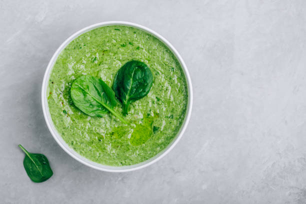 istock Green creamy spinach soup on a gray concrete background. 1319404821