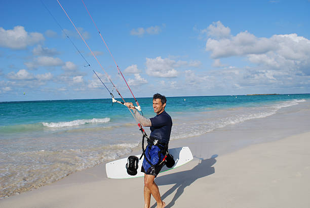kitesurfer es entrar en el agua - oahu water sand beach fotografías e imágenes de stock