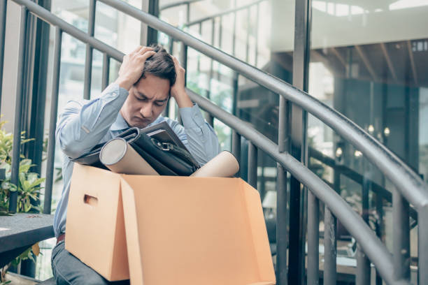 los desempleados sostienen caja de cartón y bolsa de ordenador portátil, dossier y tubo de dibujo en la caja. dejar un trabajo, el empresario despedido o dejar un concepto de trabajo. - unemployment benefits rejection application form fotografías e imágenes de stock