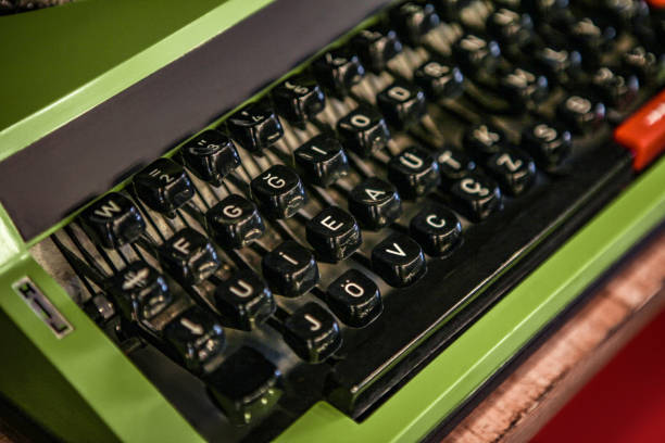 old green typewriter - close up - typewriter journalist newspaper obsolete imagens e fotografias de stock