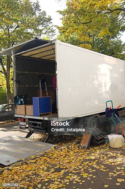 Foto de Movimento De Transferência e mais fotos de stock de Van de Mudança - Van de Mudança, Caminhão, Mudar de casa