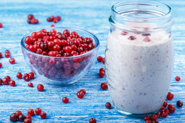 frisches vitamin-frühstück. - healthy lifestyle cranberry healthy eating milk shake stock-fotos und bilder
