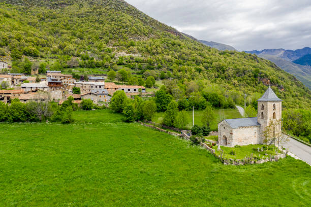 pamoramica der bergstadt coll, katalonien - spanien. es gehört zur gemeinde valle de bohi - vall de boi stock-fotos und bilder