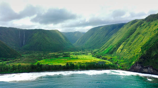 antena de la bahía y el valle de waipio en big island hawaii - isla grande de hawai islas de hawai fotografías e imágenes de stock