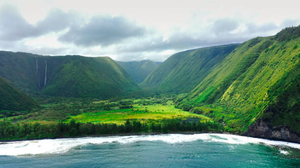 aerial of waipio bay and valley in big island hawaii - hamakua coast imagens e fotografias de stock