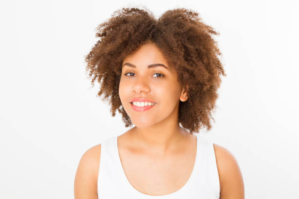 白い背景に隔離された若いアフロアメリカ人女性の肖像画。テンプレートシャツと夏のコンセプト。スペースをコピーします。モックアップ。自然の美しさの女の子。ティーンエイジャーメ� - isolated on white young adult beautiful people curly hair ストックフォトと画像