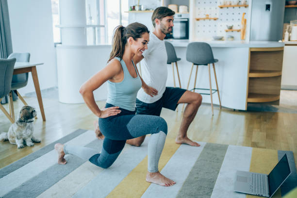 para ćwiczy razem w domu. - stretching boyfriend indoors lifestyles zdjęcia i obrazy z banku zdjęć