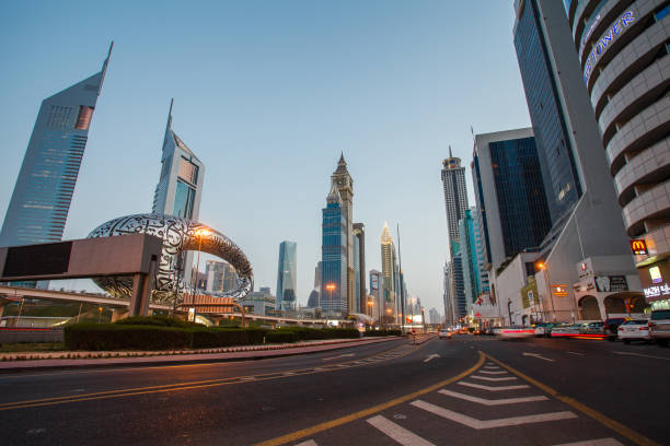 sheikh zayed road wieczorem, widok na muzeum przyszłości, jumeirah emirates towers hotel, gevora hotel, difc, al-yaqub tower - sheik zayed road obrazy zdjęcia i obrazy z banku zdjęć