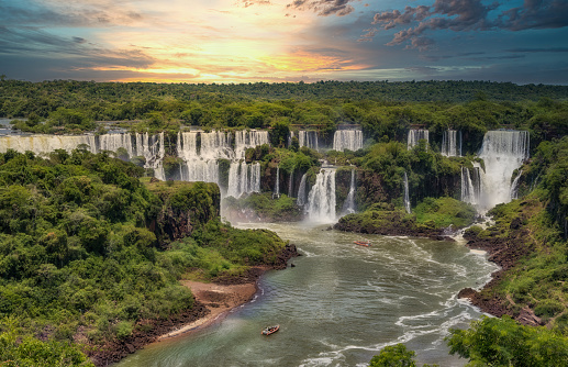 El Iguazú cae del lado argentino. Fotografiado desde el lado brasileño. photo
