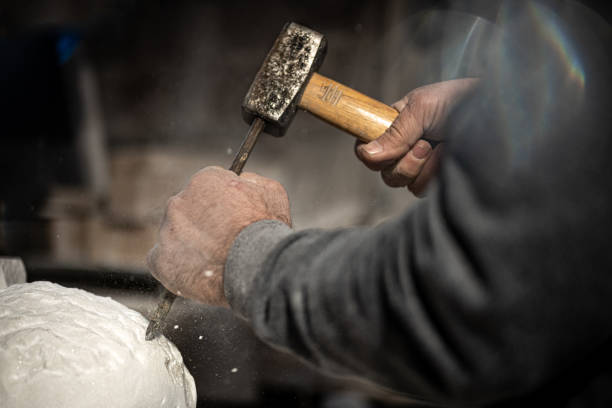 primer plano de las manos de un escultor mientras cincela una piedra - sculptor art and craft carving stone fotografías e imágenes de stock