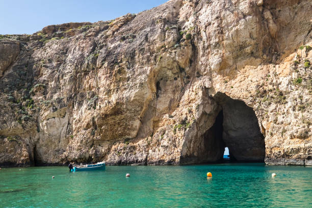 maravilla de la naturaleza - laguna de agua de mar del mar interior en la isla de gozo cerca de san lawrenz, malta. mar interior conectado con el mar mediterráneo a través de la cueva del mar visible en la foto. - gozo malta natural arch natural phenomenon fotografías e imágenes de stock