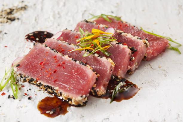 ahi tuna tataki with a soy vinegrette - tuna tuna steak raw freshness imagens e fotografias de stock