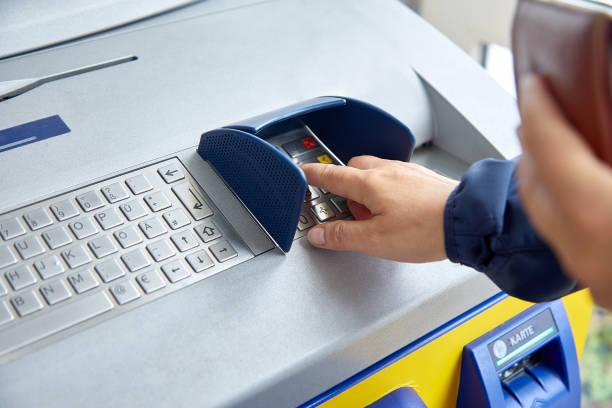 uma mão feminina disca um código pessoal no teclado atm. o conceito de uso seguro de cartões bancários, fundos dedutíveis, atacado de serviços e bens, recebendo dinheiro. close-up - chip and pin - fotografias e filmes do acervo