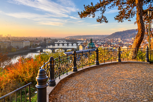 Puentes de Praga en la soleada mañana de otoño photo