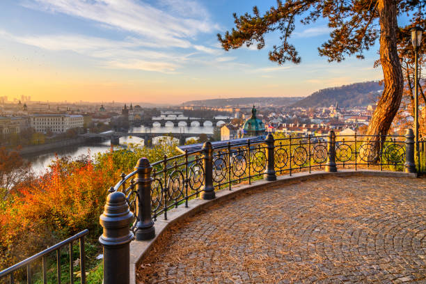 ponts de prague dans le matin ensoleillé d’automne - prague czech republic church skyline photos et images de collection