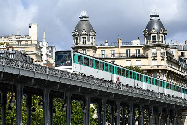 treno della metropolitana sopraelevato, parigi, francia. - french metro foto e immagini stock