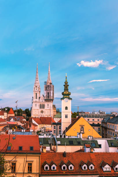 blick auf die zagreber kathedrale und die marienkirche von der oberstadt, zagreb, kroatien - catharine stock-fotos und bilder