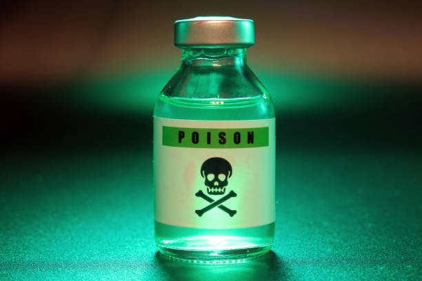 bouteille de poison avec un crâne - matière nocive photos et images de collection