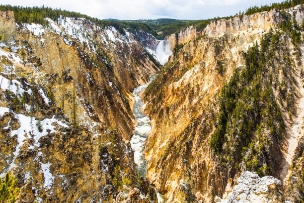 gran cañón nevado de yellowstone - idaho waterfall natural landmark extreme terrain fotografías e imágenes de stock