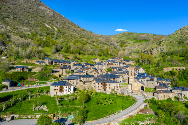 traditionelles katalanisches dorf. vall de boi. durro. spanien - vall de boi stock-fotos und bilder