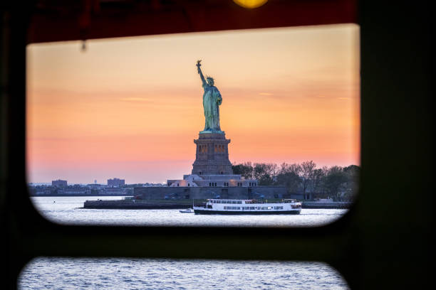 la statua della libertà - ferry new york city ellis island new york state foto e immagini stock