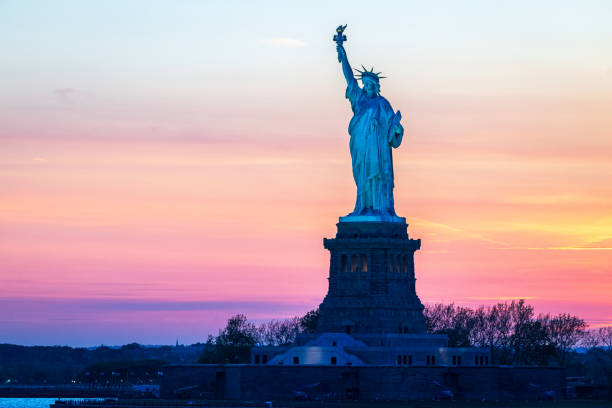 la statua della libertà - ferry new york city ellis island new york state foto e immagini stock