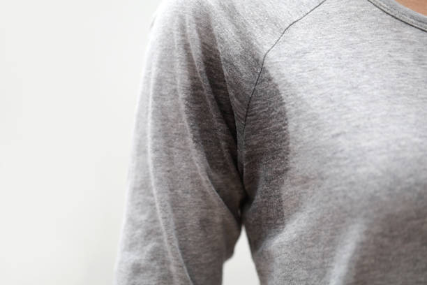 多汗症のクローズアップアジアの女性が発汗します。 - sweat armpit sweat stain shirt ストックフォトと画像
