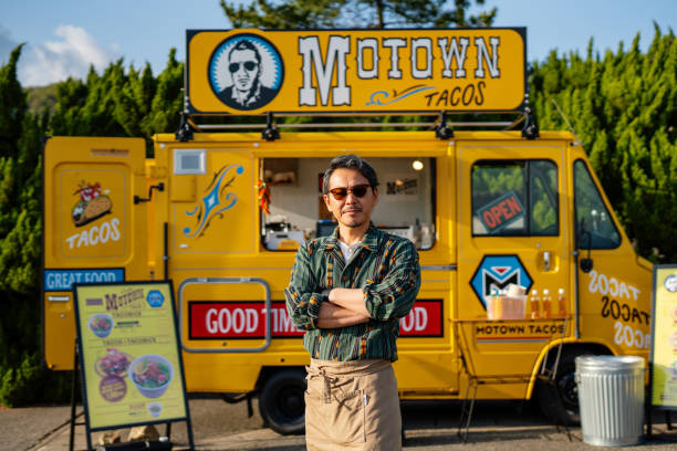 retrato de un empresario con su food truck - taco alimento fotos fotografías e imágenes de stock