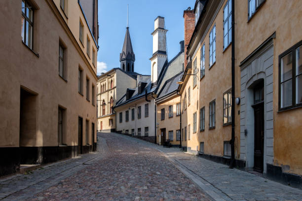 calle desierta de la ciudad vieja, pavimentada con piedra - sweden nobody building exterior architectural feature fotografías e imágenes de stock