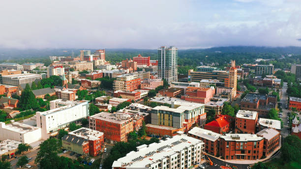 vista aérea de la ciudad de asheville, en el centro de carolina del norte - north carolina fotografías e imágenes de stock