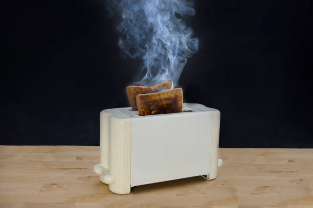 ขนมปังปิ้งเผาในเครื่องปิ้งขนมปัง - ขนมปังไหม้ ภาพสต็อก ภาพถ่ายและรูปภาพปลอดค่าลิขสิทธิ์
