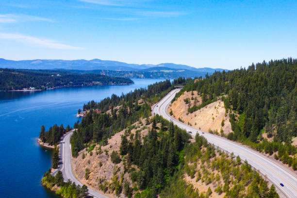 coeur d’alene lake and highway - vue aérienne - idaho mountains photos et images de collection