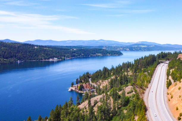 coeur d'alene lake and highway - widok z lotu ptaka - dalene zdjęcia i obrazy z banku zdjęć