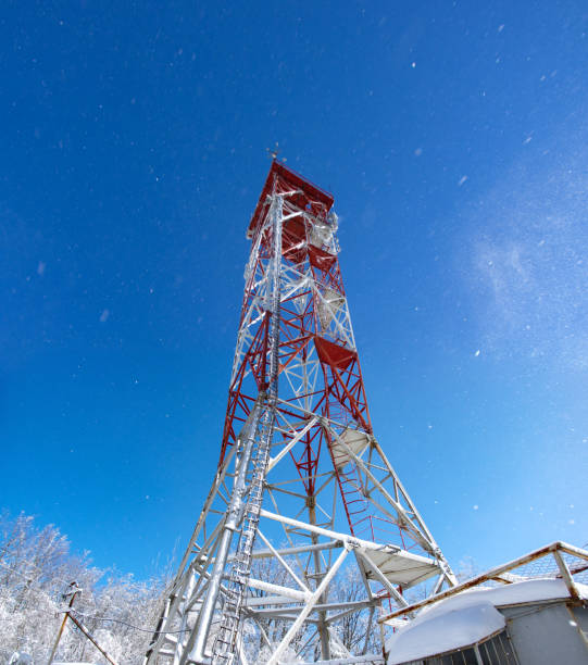 panorama delle montagne in inverno dalla torre trasmiminte - group21 foto e immagini stock